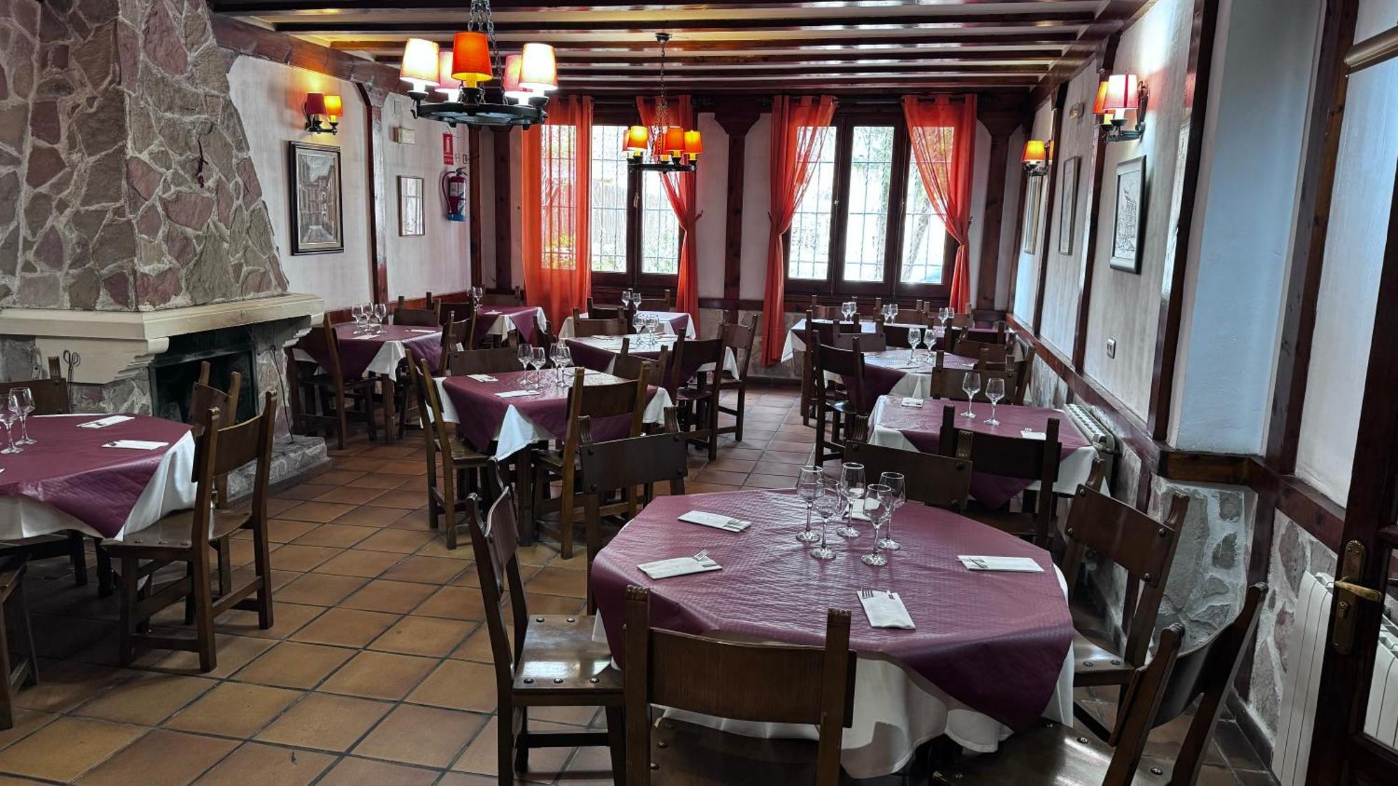 Hotel Restaurante Rio Cuervo Vega del Cadorno Exterior photo